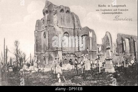 Une carte postale allemande datant de la première Guerre mondiale montre une église détruite à Langemark en Flandre Occidentale, Belgique, en 1914. Fotoarchiv für Zeitgeschichte Banque D'Images