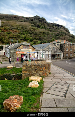 Centre de Boscastle, Cornwall, Angleterre, avec le pont sur la rivière Valency et l'hôtel Riverside Banque D'Images