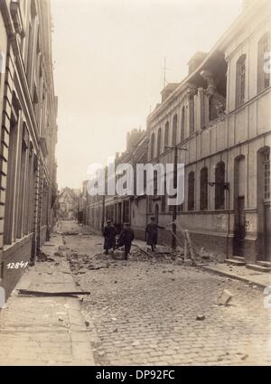 Les soldats allemands traversent les rues détruites après l'action de combat contre les troupes anglaises à Douai, en France, sur le front occidental, le 2 octobre 1914. Fotoarchiv für Zeitgeschichte Banque D'Images