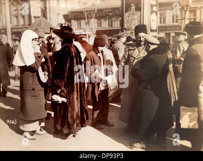 Scène de rue à Kiev, Ukraine. Date inconnue (vers 1917/1918). La légende au dos de l'image se lit comme suit: "Les troupes allemandes à Kiev. La vie quotidienne dans la rue principale (Crasczil). Sur l'image : une infirmière russe, un vendeur de journaux et un soldat de la division ukranienne. Fotoarchiv für Zeitgeschichte Banque D'Images