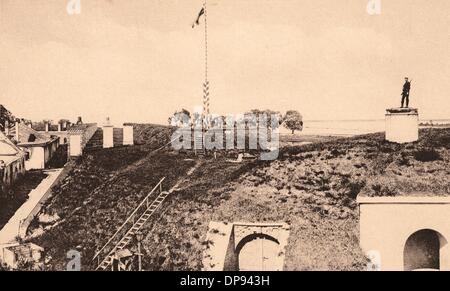 Un soldat allemand garde la forteresse de Dünamünde (aujourd'hui: Daugavgriva, un quartier de Riga, Lettonie) sous le drapeau de la Marine allemande impériale vers 1917/18. Au début du mois de septembre 1917, les troupes allemandes ont traversé la rivière Dwina et occupé Riga jusqu'à la fin de la première Guerre mondiale Fotoarchiv für Zeitgeschichte Banque D'Images