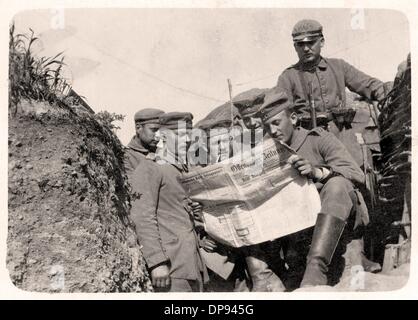 Les soldats allemands lire la Offenbacher Zeitung, un journal, dans les tranchées. Date et lieu inconnu. L'image est aussi disponible en fieldpostcard et a été envoyé om Août 1915 avec le texte du Front de l'Ouest. Photo : Sammlung Sauer Banque D'Images