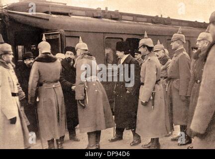 Les responsables allemands accueillent la délégation russe avec Léon Trotsky (m, profil), Lev Borisovich Kamenev (l) et Adolf Abramovich Joffe à Brest-Litovsk. Les négociations de paix se sont terminées par un traité exclusif de protectorat des puissances centrales avec la République populaire d'Ukranian du 9 février 1918 et le traité de paix de Brest-Litovsk du 3 mars 1918 entre les puissances centrales et la Russie soviétique. Fotoarchiv für Zeitgeschichte Banque D'Images