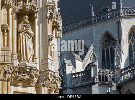 Leuven - Détail de l'hôtel de ville gothique et st. La lumière du matin dans la cathédrale de Peters Banque D'Images