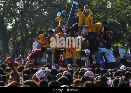 Manille, Philippines. Jan 9, 2014. Manille, Philippines - Philippines catholiques dévots prendre part à l'assemblée annuelle ''Traslacion'', terme espagnol pour le mouvement ou le passage, au cours de la fête de l'Église du Nazaréen noir à Manille . L'Église du Nazaréen Noir est un droit séculaire de Jésus le Christ portant sa croix et est généralement d'avis d'accomplir des miracles. Des centaines de milliers de fidèles affluent la fête annuelle et essayer de toucher ou embrasser l'image, ce qui en fait une attraction internationale, en même temps à acquérir par certains critiques décrivant l'événement comme l'idolâtrie. Credit : ZUMA Press, Inc./Alamy Live News Banque D'Images