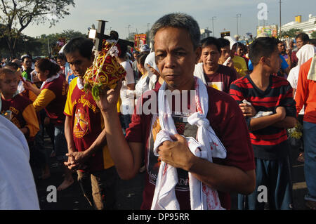 Manille, Philippines. Jan 9, 2014. Manille, Philippines - Philippines catholiques dévots prendre part à l'assemblée annuelle ''Traslacion'', terme espagnol pour le mouvement ou le passage, au cours de la fête de l'Église du Nazaréen noir à Manille . L'Église du Nazaréen Noir est un droit séculaire de Jésus le Christ portant sa croix et est généralement d'avis d'accomplir des miracles. Des centaines de milliers de fidèles affluent la fête annuelle et essayer de toucher ou embrasser l'image, ce qui en fait une attraction internationale, en même temps à acquérir par certains critiques décrivant l'événement comme l'idolâtrie. Credit : ZUMA Press, Inc./Alamy Live News Banque D'Images