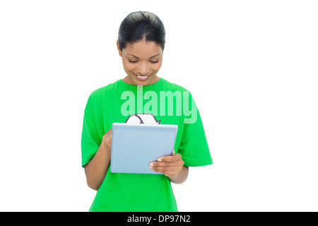 Smiling model wearing tshirt recyclage holding tablet Banque D'Images