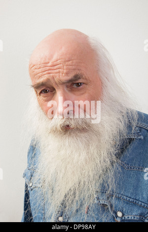 Portrait of senior man suspectes sur fond gris Banque D'Images