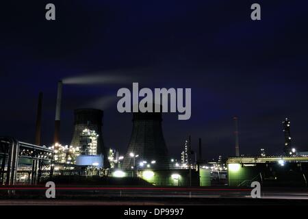 Cologne, Allemagne. 09Th Jan, 2014. La Shell Oil Refinery in Godorf près de Cologne, Allemagne, 09 janvier 2014. Un incendie a éclaté à la raffinerie de jeudi. Photo : Marius Becker/dpa/Alamy Live News Banque D'Images