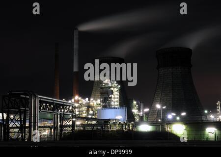 Cologne, Allemagne. 09Th Jan, 2014. La Shell Oil Refinery in Godorf près de Cologne, Allemagne, 09 janvier 2014. Un incendie a éclaté à la raffinerie de jeudi. Photo : Marius Becker/dpa/Alamy Live News Banque D'Images