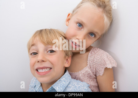 Portrait of happy brother avec soeur sur fond gris Banque D'Images