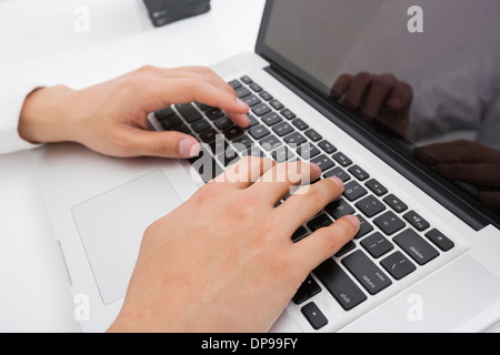 Businessman's hands using laptop Banque D'Images