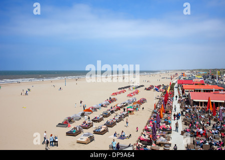Cafés, restaurants, clubs le long de la plage de Scheveningen par la mer du Nord à La Haye, en Hollande, aux Pays-Bas. Banque D'Images