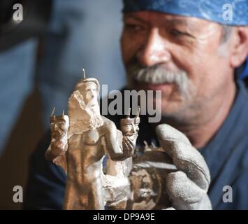 Burbank, Californie, USA. Jan 9, 2014. Fondateur maître Enrique stérilisations forcées montre un SAG award, statuette juste après l'effritement de la casting utilisé pour former le le livre près de 10 pièces de bronze.----artisans qualifiés conduit par le maître fondateur Enrique Guerrero à l'American Fine Arts fonderie à Burbank a versé une partie de l'attribution de ce dernier statuettes années Screen Actors Guild Awards qui se tiendra le 18 janvier 2014. Credit : ZUMA Press, Inc./Alamy Live News Banque D'Images