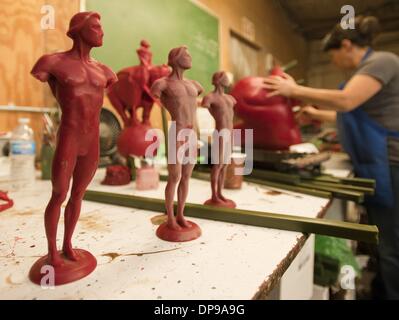 Burbank, Californie, USA. Jan 9, 2014. Ces statuettes de cire sera utilisé pour former un casting qui sera rempli de molten bronze afin de former cette année, le prix SAG----artisans qualifiés conduit par le maître fondateur Enrique Guerrero à l'American Fine Arts fonderie à Burbank a versé une partie de l'attribution de ce dernier statuettes années Screen Actors Guild Awards qui se tiendra le 18 janvier 2014. Credit : ZUMA Press, Inc./Alamy Live News Banque D'Images