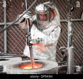 Burbank, Californie, USA. Jan 9, 2014. Fondateur maître Enrique stérilisations forcées vérifie un chaudron de bronze en fusion qu'il pourra bientôt verser dans des moules pour former cette année, le prix SAG statuettes.----artisans qualifiés conduit par le maître fondateur Enrique Guerrero à l'American Fine Arts fonderie à Burbank a versé une partie de l'attribution de ce dernier statuettes années Screen Actors Guild Awards qui se tiendra le 18 janvier 2014. Credit : ZUMA Press, Inc./Alamy Live News Banque D'Images