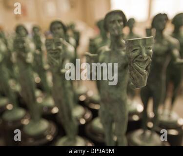 Burbank, Californie, USA. Jan 9, 2014. Une armée de SAG award statuettes en formation et prêts pour la livraison à l'American Fine Arts fonderie à Burbank, jeudi matin.----artisans qualifiés conduit par le maître fondateur Enrique Guerrero à l'American Fine Arts fonderie à Burbank a versé une partie de l'attribution de ce dernier statuettes années Screen Actors Guild Awards qui se tiendra le 18 janvier 2014. Credit : ZUMA Press, Inc./Alamy Live News Banque D'Images