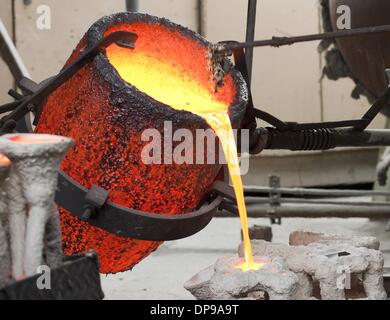 Burbank, Californie, USA. Jan 9, 2014. Bronze fondu est versé à partir d'un chaudron chaud rouge jeudi matin que les travailleurs du métal à l'American Fine Arts Foundry pour les statuettes qui sera cette année le prix SAG.----artisans qualifiés conduit par le maître fondateur Enrique Guerrero à l'American Fine Arts fonderie à Burbank a versé une partie de l'attribution de ce dernier statuettes années Screen Actors Guild Awards qui se tiendra le 18 janvier 2014. Credit : ZUMA Press, Inc./Alamy Live News Banque D'Images