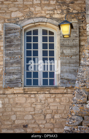 La fenêtre de l'ancienne église de la ville de murs, Provence, France Banque D'Images