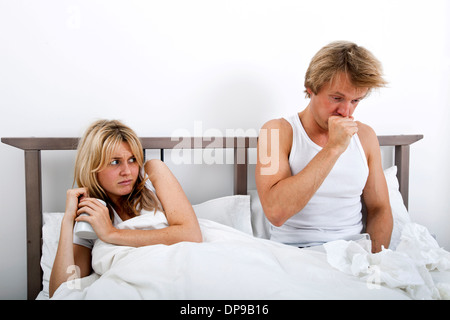 Femme recherche homme à peur de la toux au lit Banque D'Images