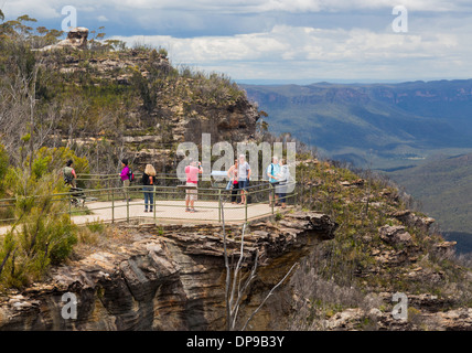 Les touristes d'admirer la vue au Cliff View, Parc National de Blue Mountains, près de Sydney, Australie Banque D'Images