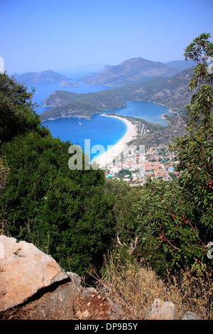 Une image d'Oludeniz et le Lagon Bleu entourée d'arbres vu de la Lycie Banque D'Images