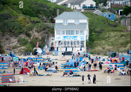 Paniers-occupé été plage Polzeath Bay Cornwall UK Banque D'Images