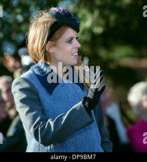 Princesse Béatrice assiste à la famille royale en service le jour de Noël 2013 Sandringham Banque D'Images