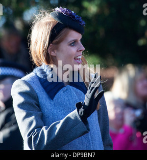 Princesse Béatrice assiste à la famille royale en service le jour de Noël 2013 Sandringham Banque D'Images