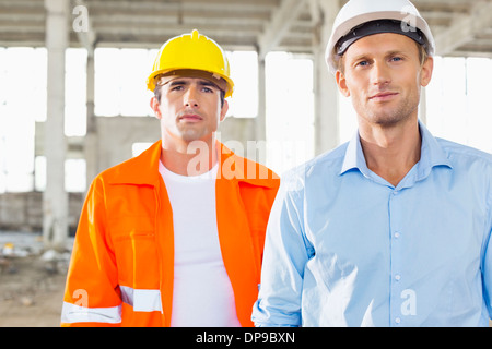 Portrait of male architects at construction site Banque D'Images