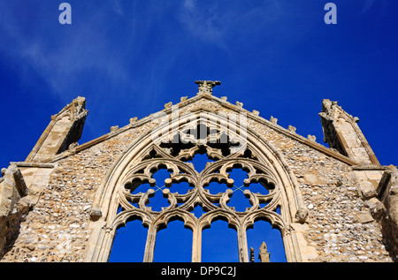 Une vue sur les ruines à remplages fenêtre transept sud de St Margaret au Claj suivant la mer, Norfolk, Angleterre, Royaume-Uni. Banque D'Images