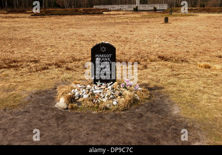 Grave Memorial à Anne Frank et sa sœur Margot à l'ancien camp de concentration Nazi à Bergen Belsen en Allemagne. Banque D'Images