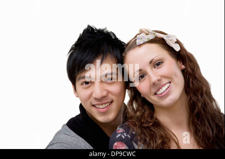 Portrait of happy couple aimant sur fond blanc Banque D'Images