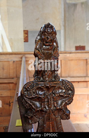 Un exemple d'un banc de la fin de la tête de pavot dans l'église paroissiale de St Margaret au Claj suivant la mer, Norfolk, Angleterre, Royaume-Uni. Banque D'Images