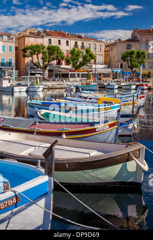Voiliers colorés dans le petit port de La Ciotat, Bouches-du-Rhône, de la Côte d'Azur, Provence France Banque D'Images