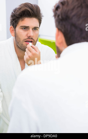 La réflexion de l'homme prennent des médicaments à la maison Banque D'Images