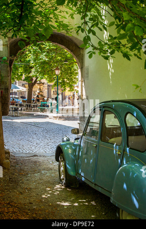 Les deux chevaux - vieux français peu performants, voiture garée en face de la place publique - Place Favier, à Saint Remy de Provence, France Banque D'Images