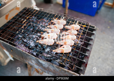 La cuisson sur barbecue crevettes Koh Pha Ngan, Thailand Banque D'Images