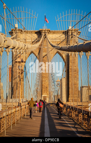 Sentier pour piétons le long du pont de Brooklyn avec les bâtiments du quartier financier au-delà, la ville de New York, USA Banque D'Images