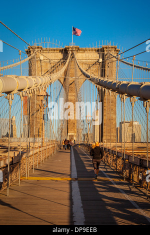 Sentier pour piétons le long du pont de Brooklyn avec les bâtiments du quartier financier au-delà, la ville de New York, USA Banque D'Images