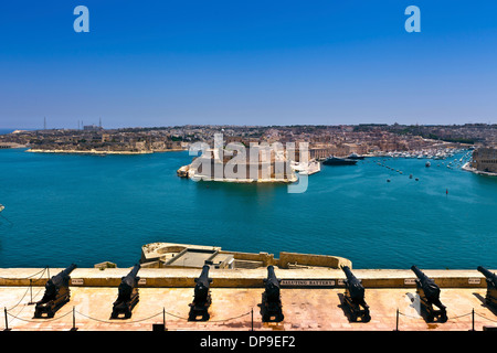 Vue sur le Grand Port, du Fort St Angelo et Birgu (Citta Vittoriosa) waterfront, à partir de la partie supérieure de la Barracca Gardens à La Valette. Banque D'Images