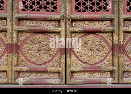 Vieille porte en bois, dans la Cité Interdite, Pékin, Chine Banque D'Images