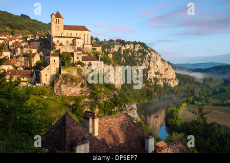 Aube sur Saint-Cirq-Lapopie dans la vallée du Lot, l'Occitanie, France Banque D'Images