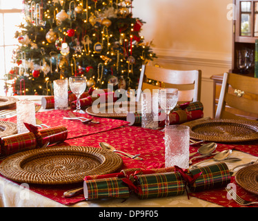 Réglage de la table de Noël à la maison dans la salle à manger le jour de Noël Banque D'Images