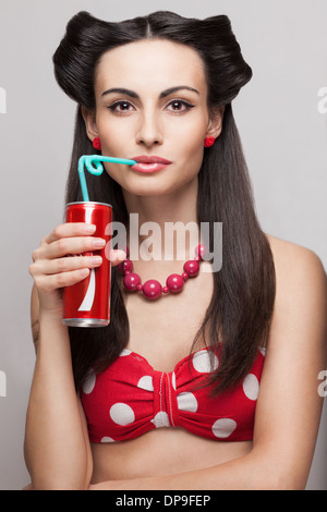 Close-up of drinking soda beau modèle en costume pin up Banque D'Images