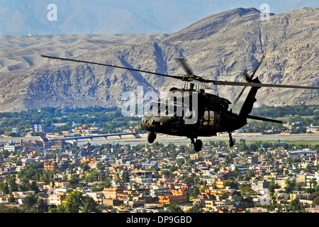 Black Hawk de l'armée américaine euh-60L Black Hawk vole au-dessus de la province de Nangarhar en Afghanistan Banque D'Images