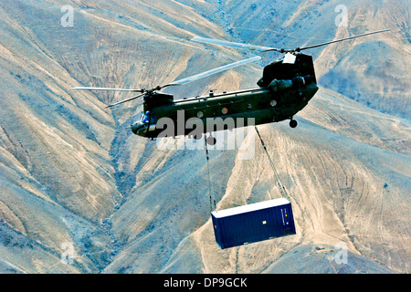 U.S. Army hélicoptère CH-47 Chinook porte un harnais-chargés d'expédition en Afghanistan Banque D'Images