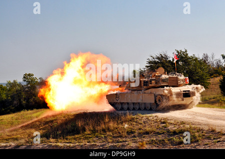 Les soldats de l'armée américaine l'incendie principal à 120 mm d'une armée M1A2 Abrams tank lors d'entraînement au tir de tir réel Banque D'Images