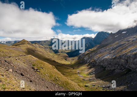 Vue sur la Vallée des Pouey Aspe et Pic de tentes à partir du port de Boucharo dans les Pyrénées françaises, près de Gavarnie Banque D'Images