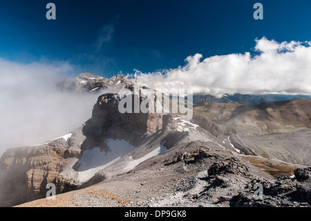 Vue depuis le Taillon (3144m) direction pointe Bazillac, Breche de Roland et le casque dans les Pyrénées espagnol / français Banque D'Images